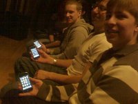 Sitzen in der ersten Reihe: Die drei iPhone-Freunde...